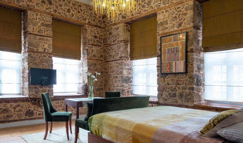 En fazla 2 yetişkin + 1 bebek (0-2 yaş).