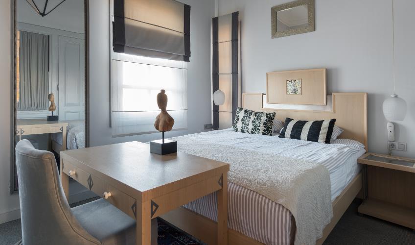 En fazla 2 yetişkin + 1 bebek (0-2 yaş).