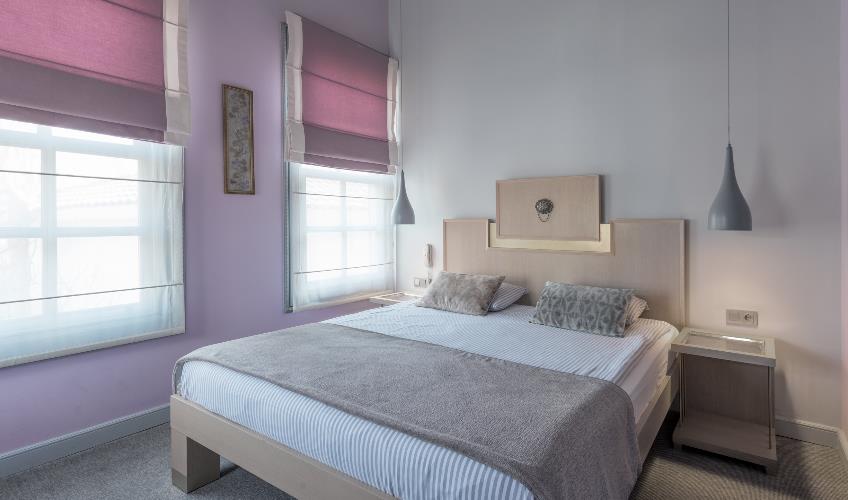 En fazla 2 yetişkin + 1 bebek (0-2 yaş).