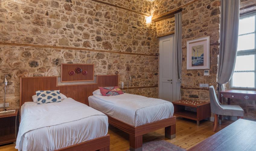 En fazla 2 yetişkin + 1 bebek (0-2 yaş).