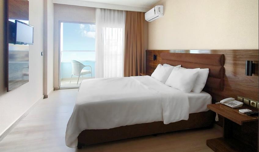 En fazla 2 yetişkin + 1 bebek (0-2 yaş).