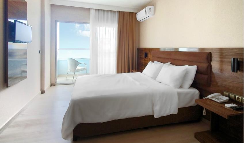 En fazla 2 yetişkin + 1 bebek (0-2 yaş).