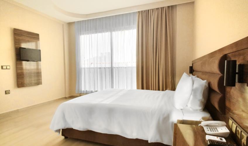 En fazla 2 yetişkin + 1 bebek (0-2 yaş).