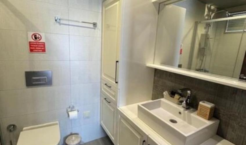 En fazla 3 yetişkin.