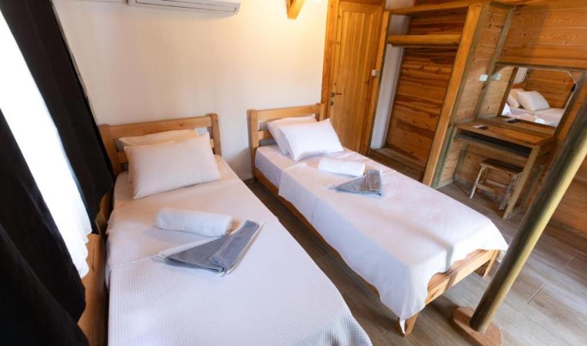 En fazla 3 yetişkin.