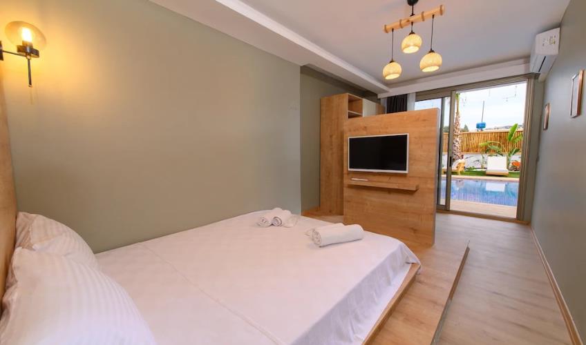 En fazla 3 yetişkin.