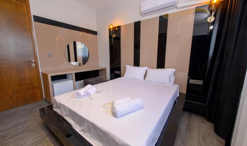 En fazla 3 yetişkin.