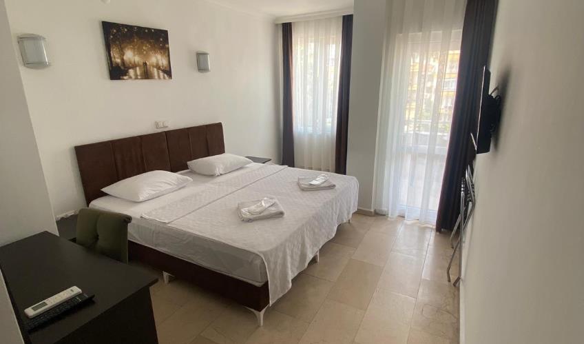 En az 3 yetişkin, En fazla 3 yetişkin.