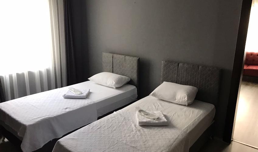 En fazla 4 yetişkin.