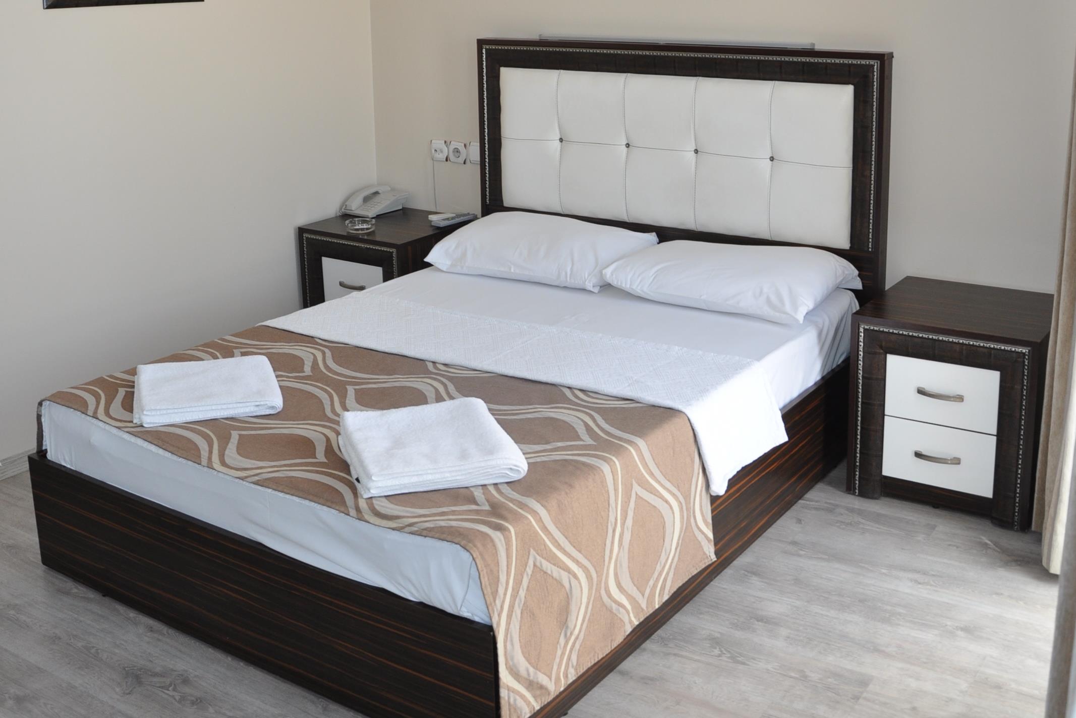 En fazla 1 yetişkin.