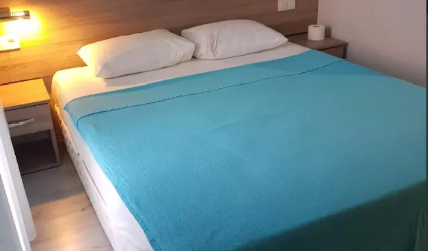 En fazla 2 yetişkin.