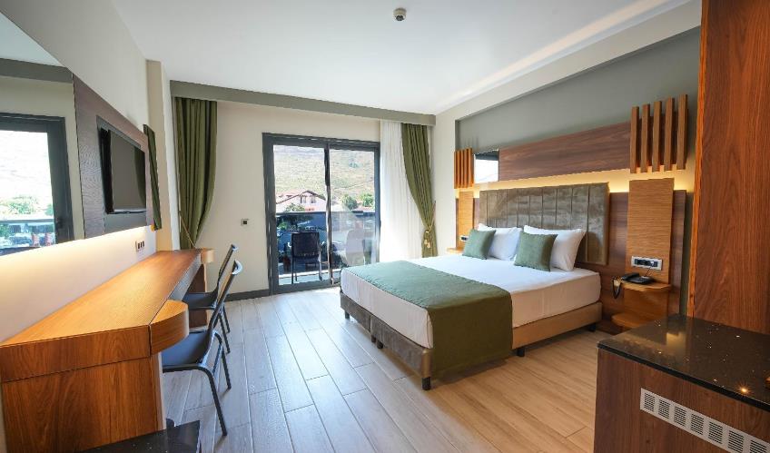 En fazla 2 yetişkin + 1 bebek (0-2 yaş).