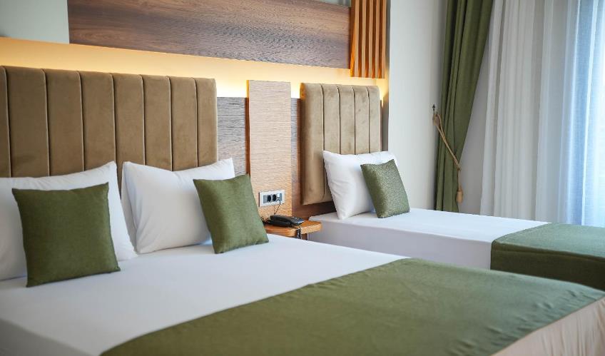 En fazla 3 yetişkin + 1 bebek (0-2 yaş).