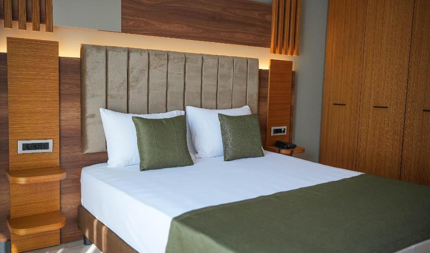 En fazla 2 yetişkin + 1 bebek (0-2 yaş).