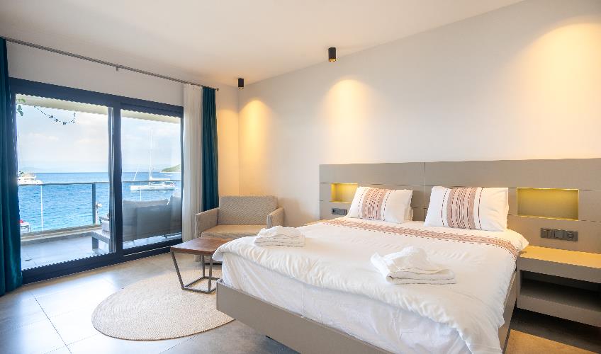 En az 2 yetişkin, En fazla 2 yetişkin + 1 bebek (0-2 yaş).