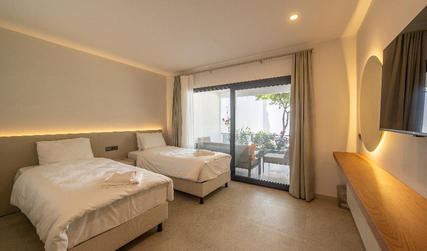 En az 2 yetişkin, En fazla 4 yetişkin + 1 bebek (0-2 yaş).