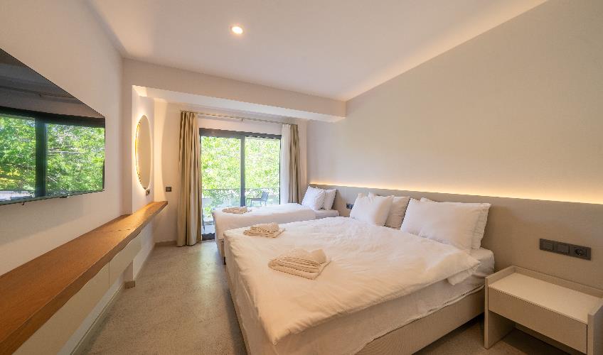 En az 2 yetişkin, En fazla 3 yetişkin + 1 bebek (0-2 yaş).