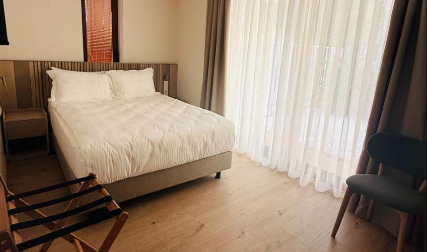 En fazla 2 yetişkin.