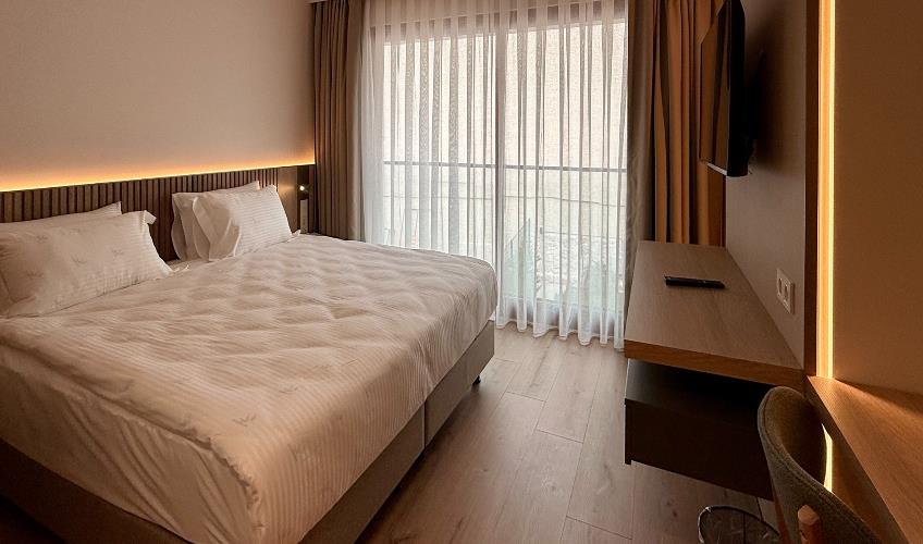 En fazla 3 yetişkin.