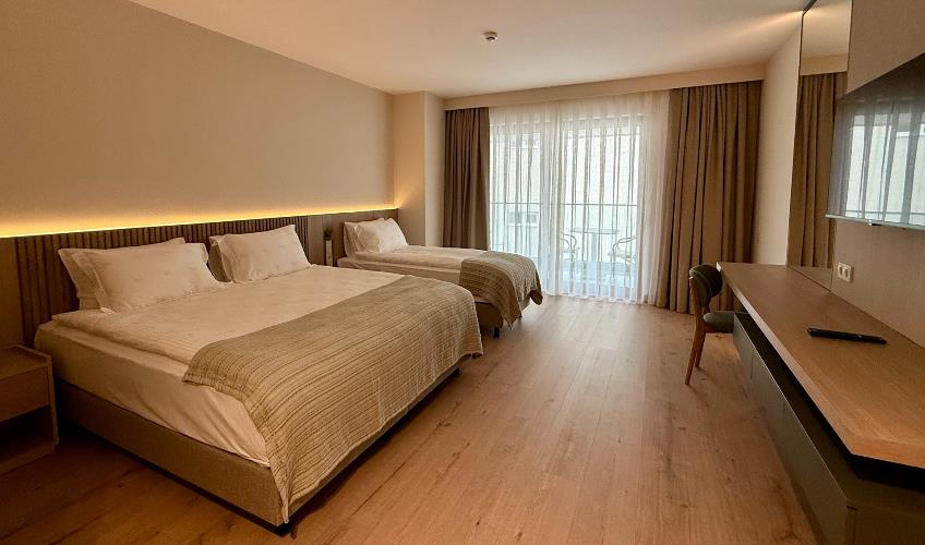 En fazla 3 yetişkin.