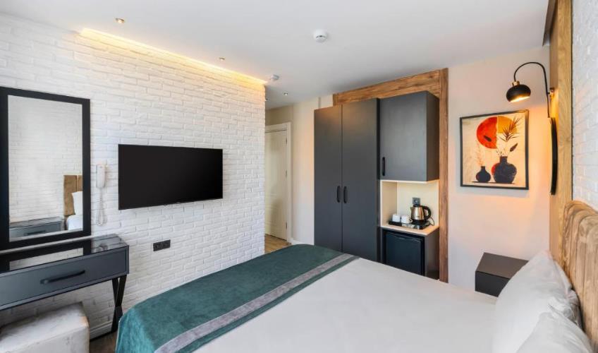 En fazla 4 yetişkin veya 3 yetişkin + 1 çocuk.