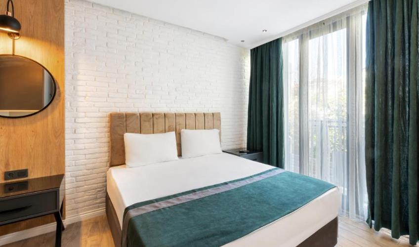 En fazla 4 yetişkin veya 3 yetişkin + 1 çocuk.