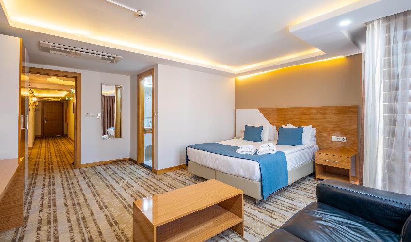 En fazla 3 yetişkin.