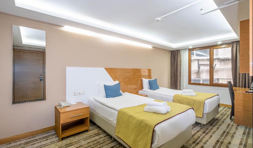 En fazla 2 yetişkin.