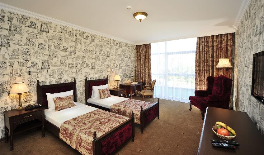 En fazla 2 yetişkin.