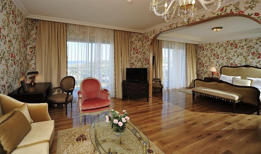 En fazla 3 yetişkin.