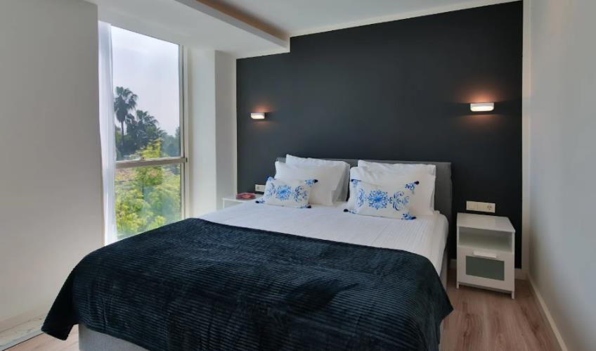 En fazla 3 yetişkin.