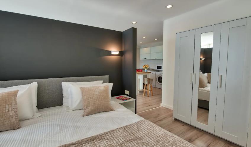 En fazla 3 yetişkin.