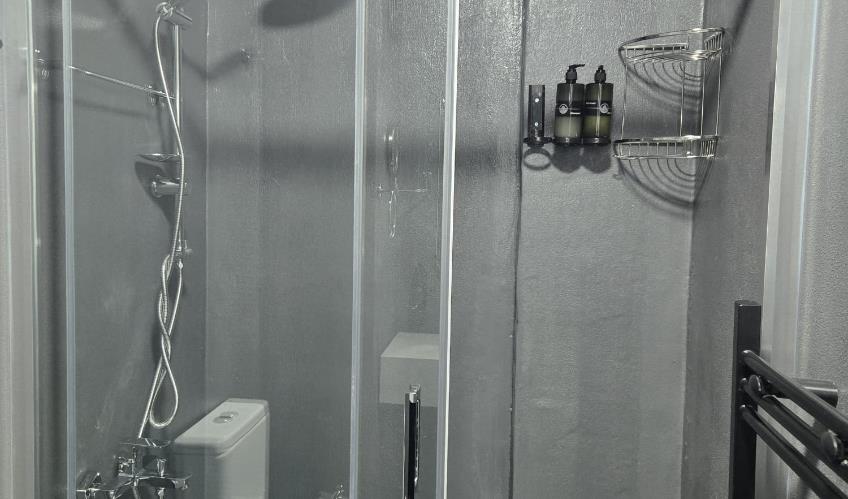 En fazla 2 yetişkin + 1 çocuk + 1 bebek (0-2 yaş) veya 1 yetişkin + 1 çocuk + 1 bebek (0-2 yaş).