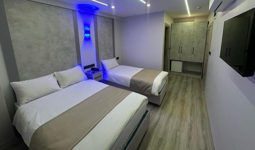 En fazla 2 yetişkin + 1 çocuk + 1 bebek (0-2 yaş) veya 1 yetişkin + 1 çocuk + 1 bebek (0-2 yaş).