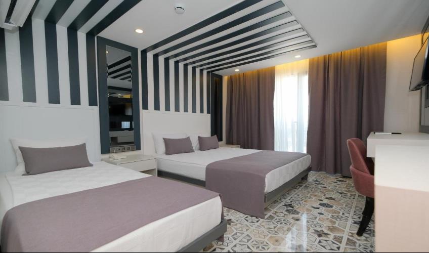 En fazla 3 yetişkin + 1 bebek (0-2 yaş).