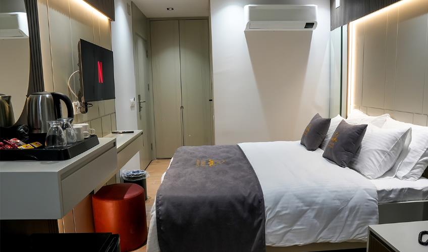 En fazla 2 yetişkin.