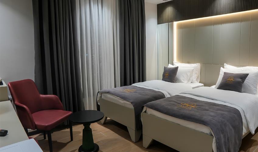 En fazla 2 yetişkin.