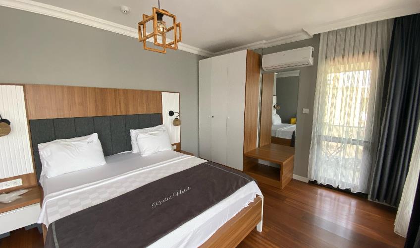 En fazla 2 yetişkin + 1 çocuk + 1 bebek (0-2 yaş) veya 1 yetişkin + 1 çocuk + 1 bebek (0-2 yaş).