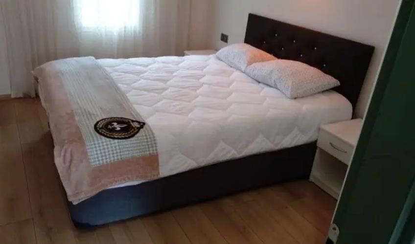 En fazla 3 yetişkin + 1 çocuk + 1 bebek (0-2 yaş) veya 2 yetişkin + 1 çocuk + 1 bebek (0-2 yaş).