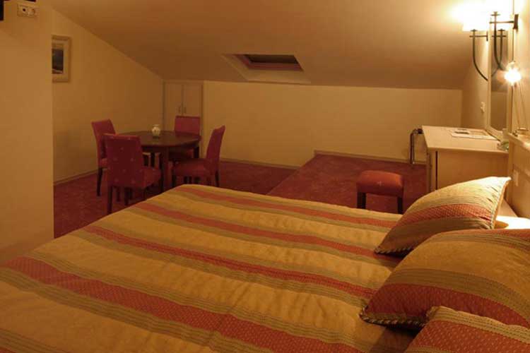 En fazla 2 yetişkin + 1 çocuk veya 1 yetişkin + 1 çocuk.