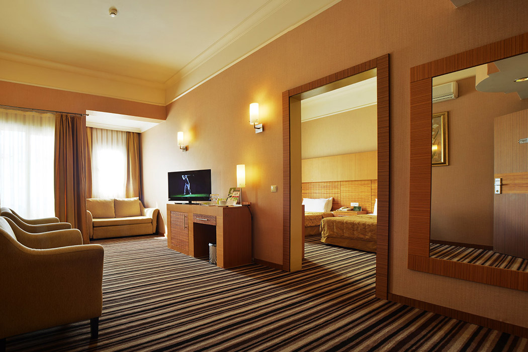 En az 3 yetişkin, En fazla 4 yetişkin veya 3 yetişkin + 1 çocuk.