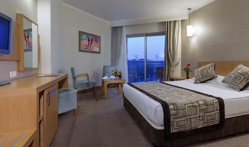 En az 3 yetişkin, En fazla 4 yetişkin + 1 çocuk veya 3 yetişkin + 2 çocuk.