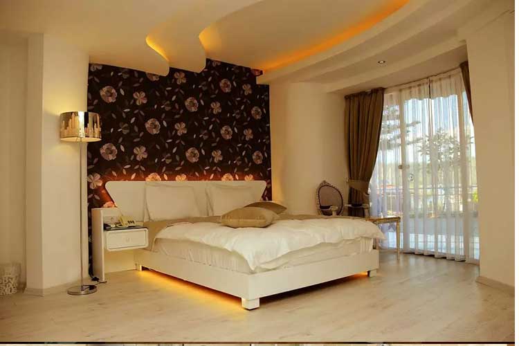 En fazla 2 yetişkin + 1 bebek (0-2 yaş).