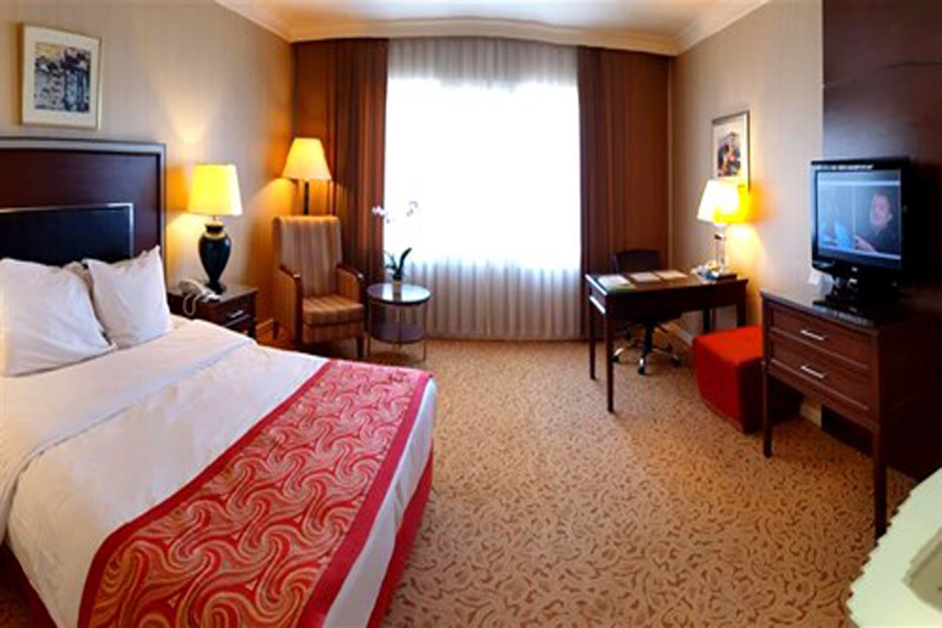 En fazla 3 yetişkin.