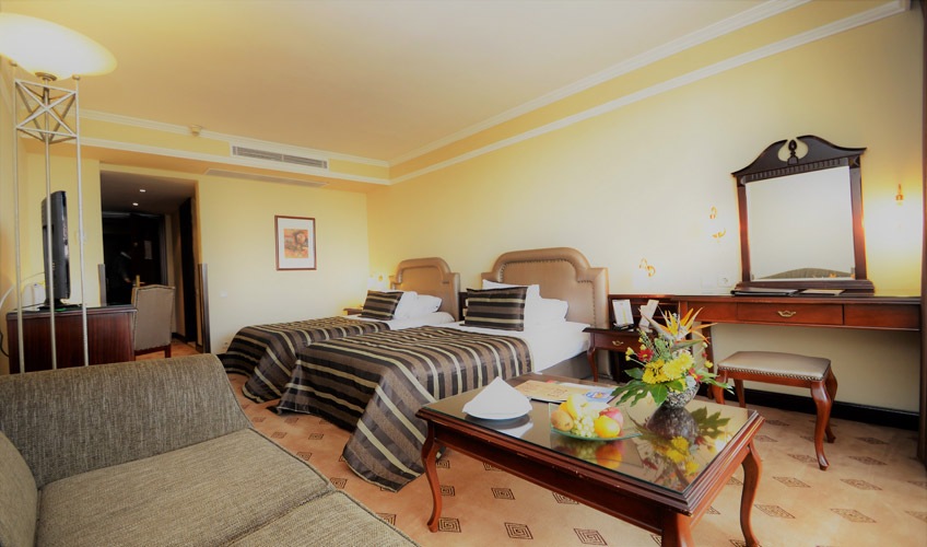 En fazla 2 yetişkin + 1 bebek (0-2 yaş) veya 1 yetişkin + 1 çocuk + 1 bebek (0-2 yaş).