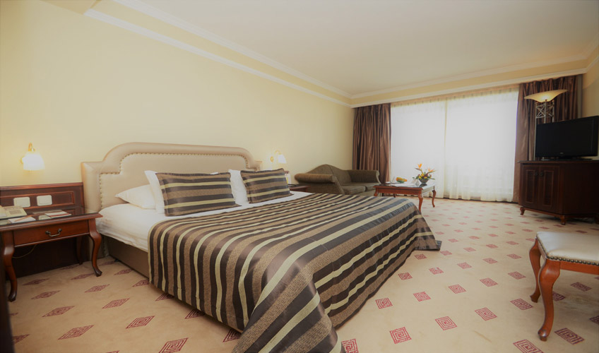 En fazla 2 yetişkin + 1 bebek (0-2 yaş) veya 1 yetişkin + 1 çocuk + 1 bebek (0-2 yaş).