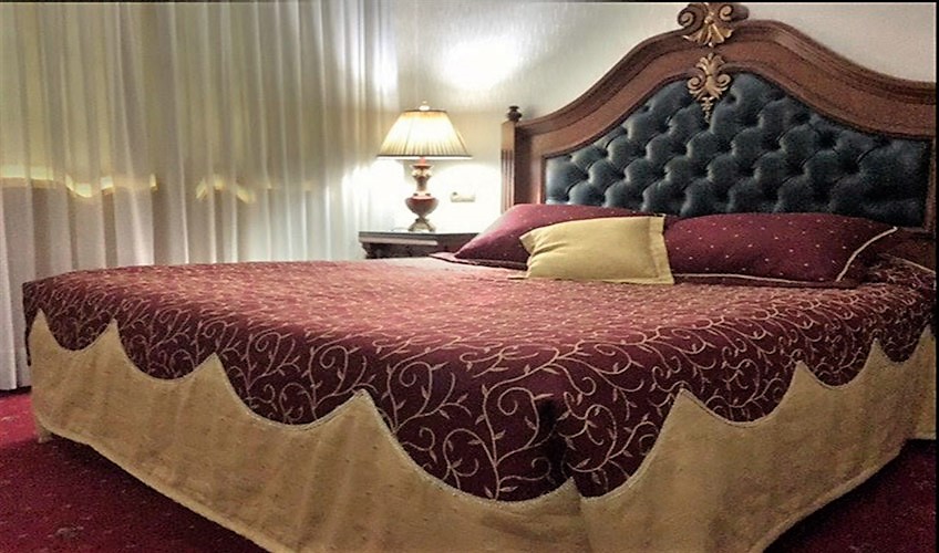 En fazla 2 yetişkin + 1 bebek (0-2 yaş) veya 1 yetişkin + 1 çocuk + 1 bebek (0-2 yaş).