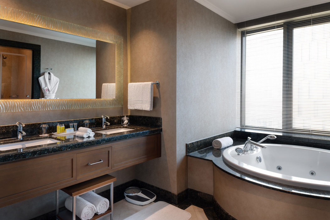 En az 2 yetişkin, En fazla 2 yetişkin.