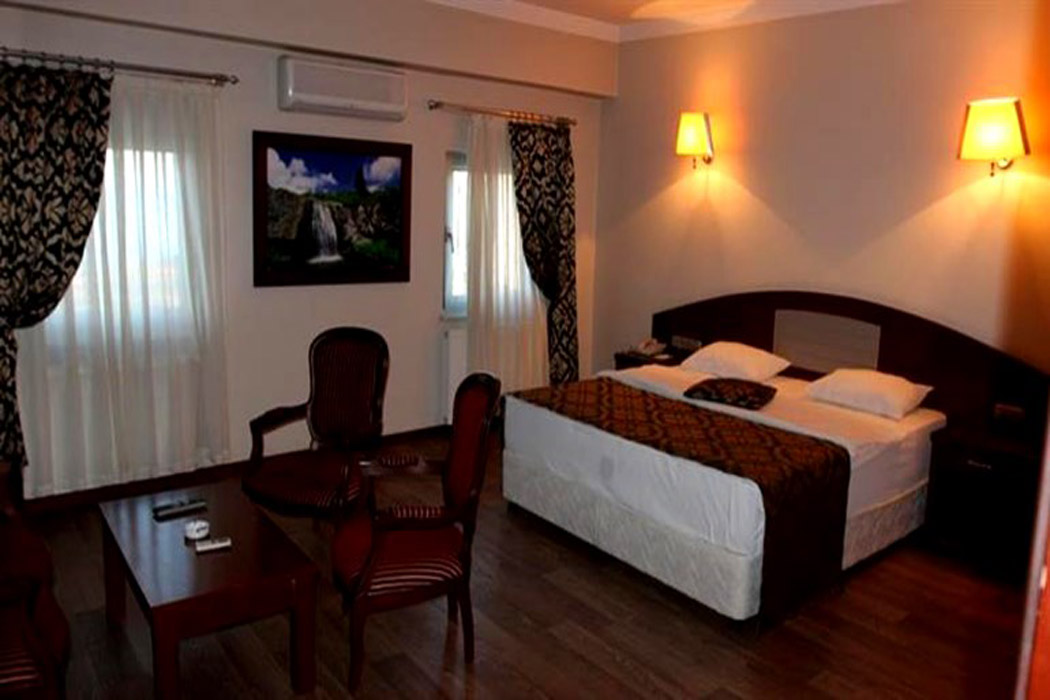 En fazla 3 yetişkin + 1 bebek (0-2 yaş) veya 2 yetişkin + 1 çocuk + 1 bebek (0-2 yaş).