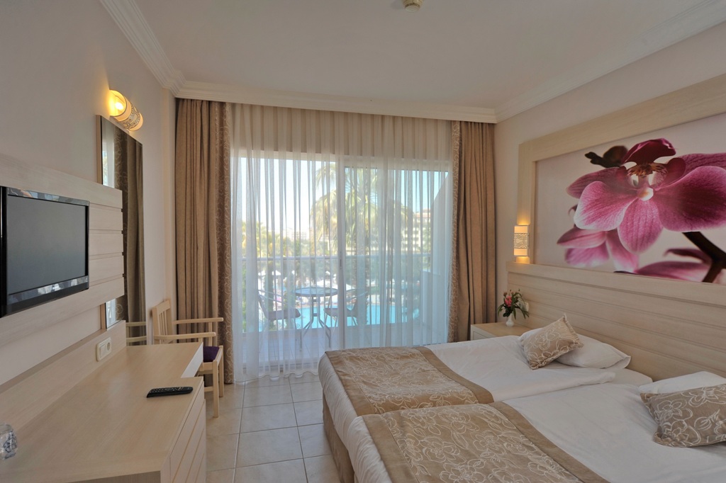 En fazla 3 yetişkin + 1 bebek (0-2 yaş) veya 2 yetişkin + 1 çocuk + 1 bebek (0-2 yaş).